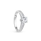 Fehérarany eljegyzési gyűrű közepén négy karmos fehér cirkónia kővel,  két szélén apróbb fehér cirkónia kövekkel