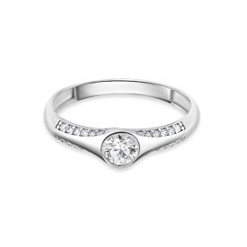   Fehérarany eljegyzési gyűrű közepén egy fehér cirkónia kővel, két oldalán apró fehér cirkónia kövekkel