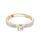 Sárga arany eljegyzési gyűrű közepén négy karmos fehér cirkónia kővel,  két szélén apró fehér cirkónia kövekkel