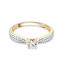   Sárga arany eljegyzési gyűrű közepén négy karmos fehér cirkónia kővel,  két szélén apró fehér cirkónia kövekkel