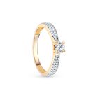 Sárga arany eljegyzési gyűrű közepén négy karmos fehér cirkónia kővel,  két szélén apró fehér cirkónia kövekkel